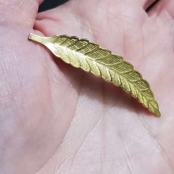 Gold tone leaf brooch - Picture 8 of 8